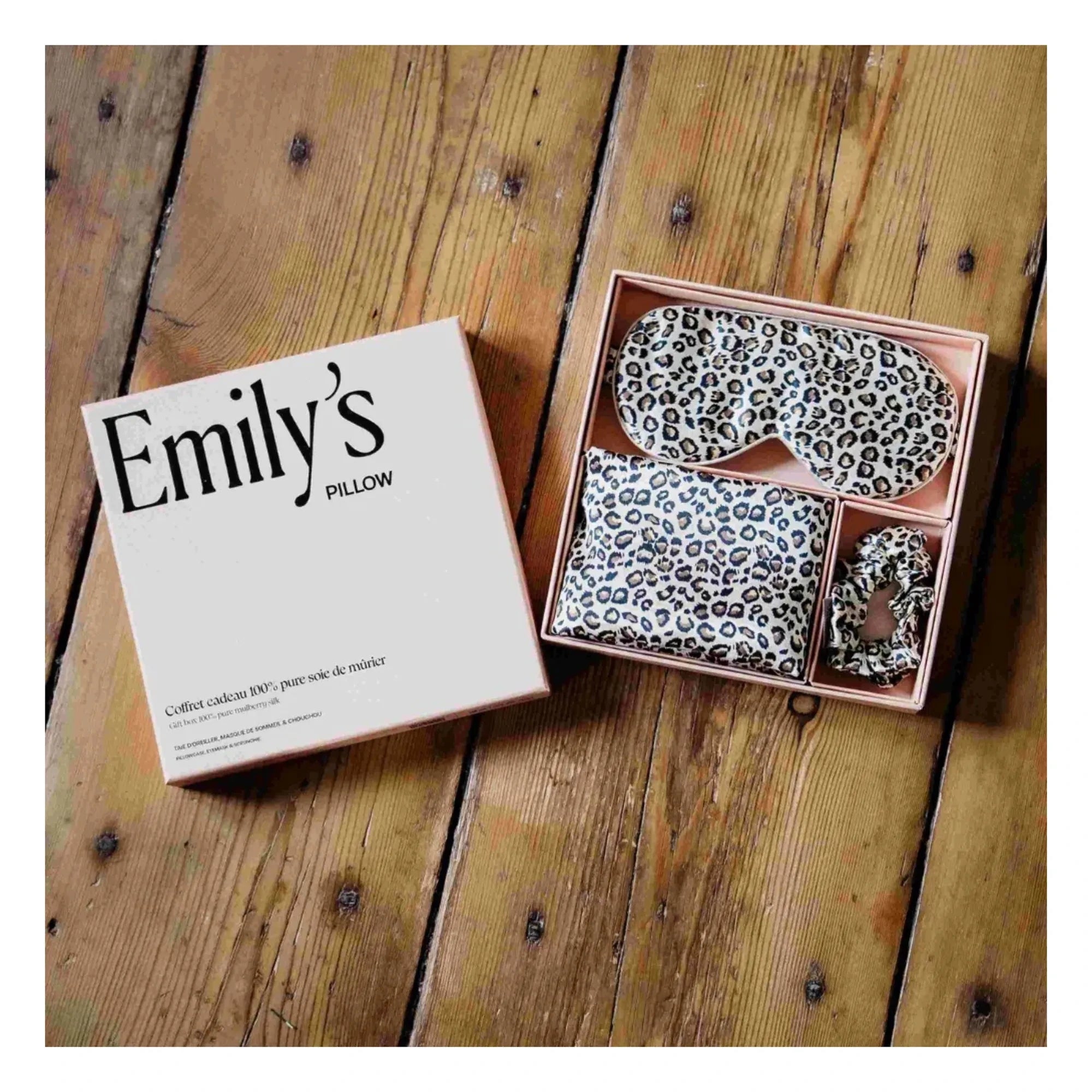 Emily's Pillow - Leopar Desenli Dut İpeği Uyku Seti