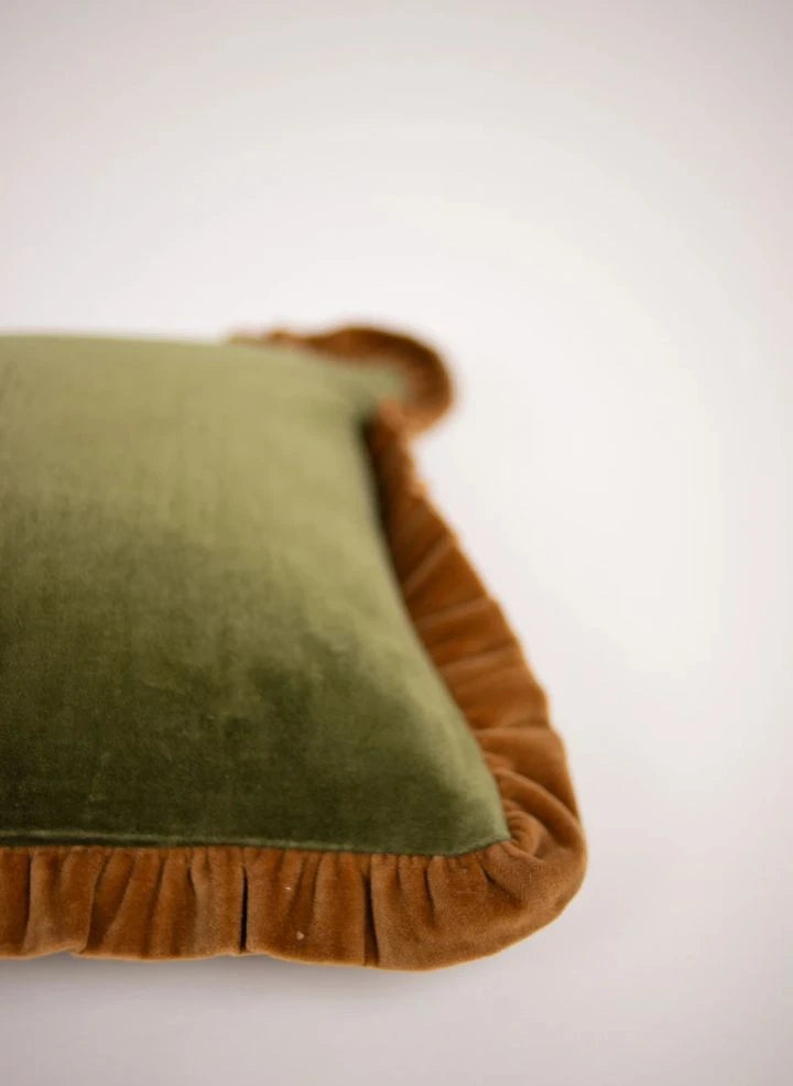 Olsson & Jensen - غطاء وسادة دوريس مخملي بكشكشة | أخضر