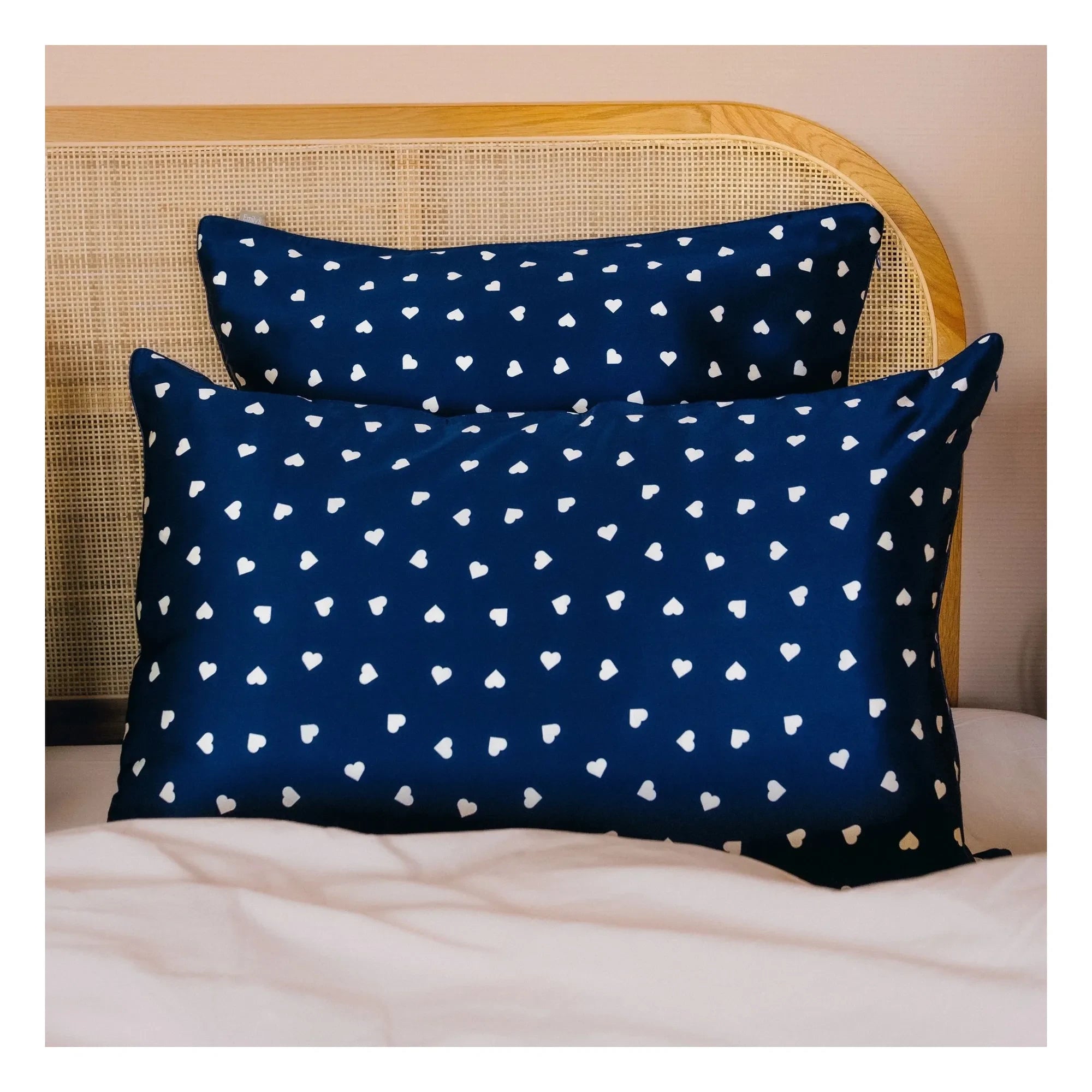 Emily's Pillow - Kalp desenli dut ipeği yastık kılıfı | Gece mavisi