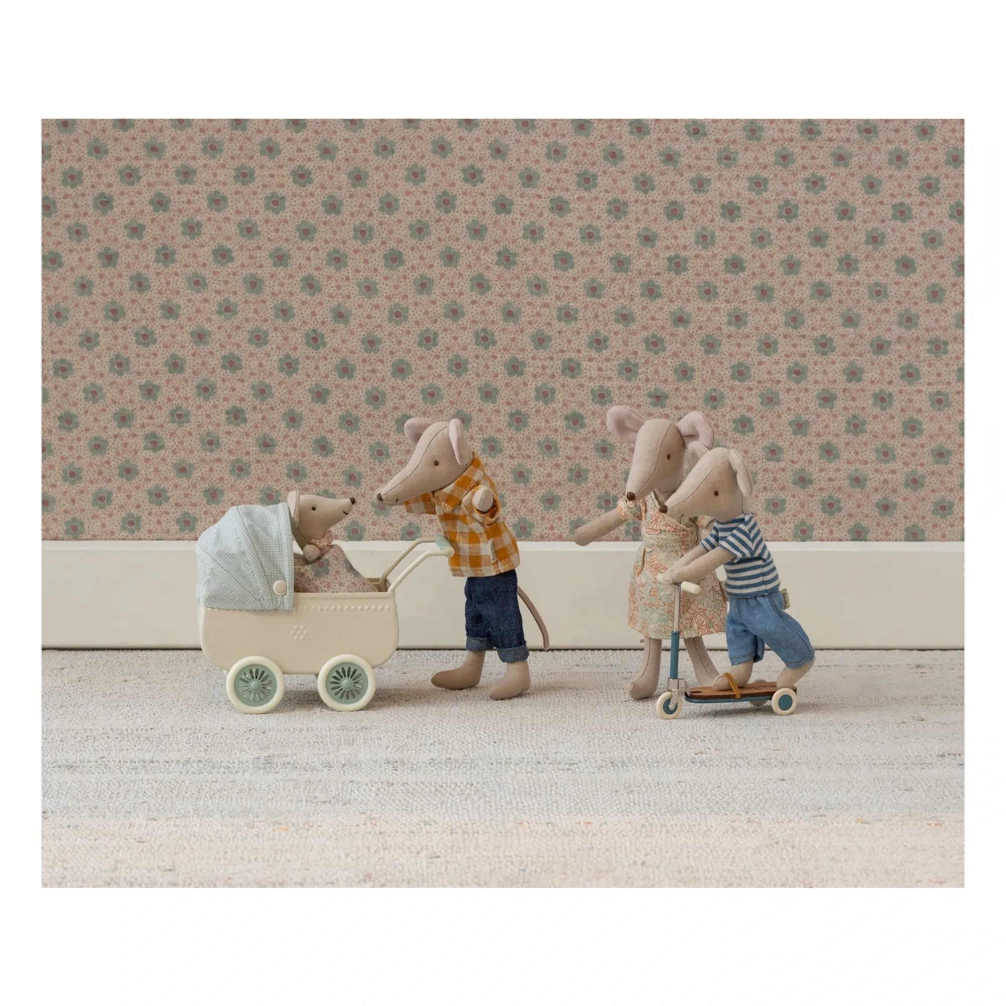 Maileg - Mavi Yeşil | Bebek arabasında bebek fare