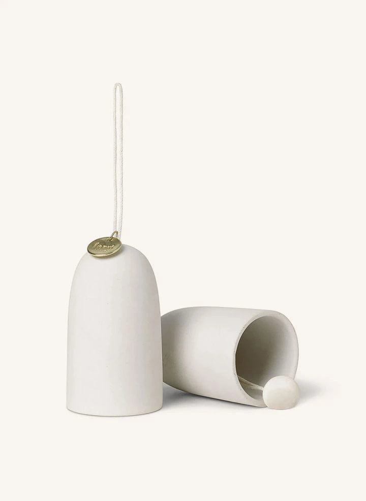 Ferm Living - أجراس عيد الميلاد السيراميك - طقم من قطعتين | أبيض