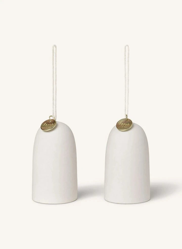 Ferm Living - أجراس عيد الميلاد السيراميك - طقم من قطعتين | أبيض