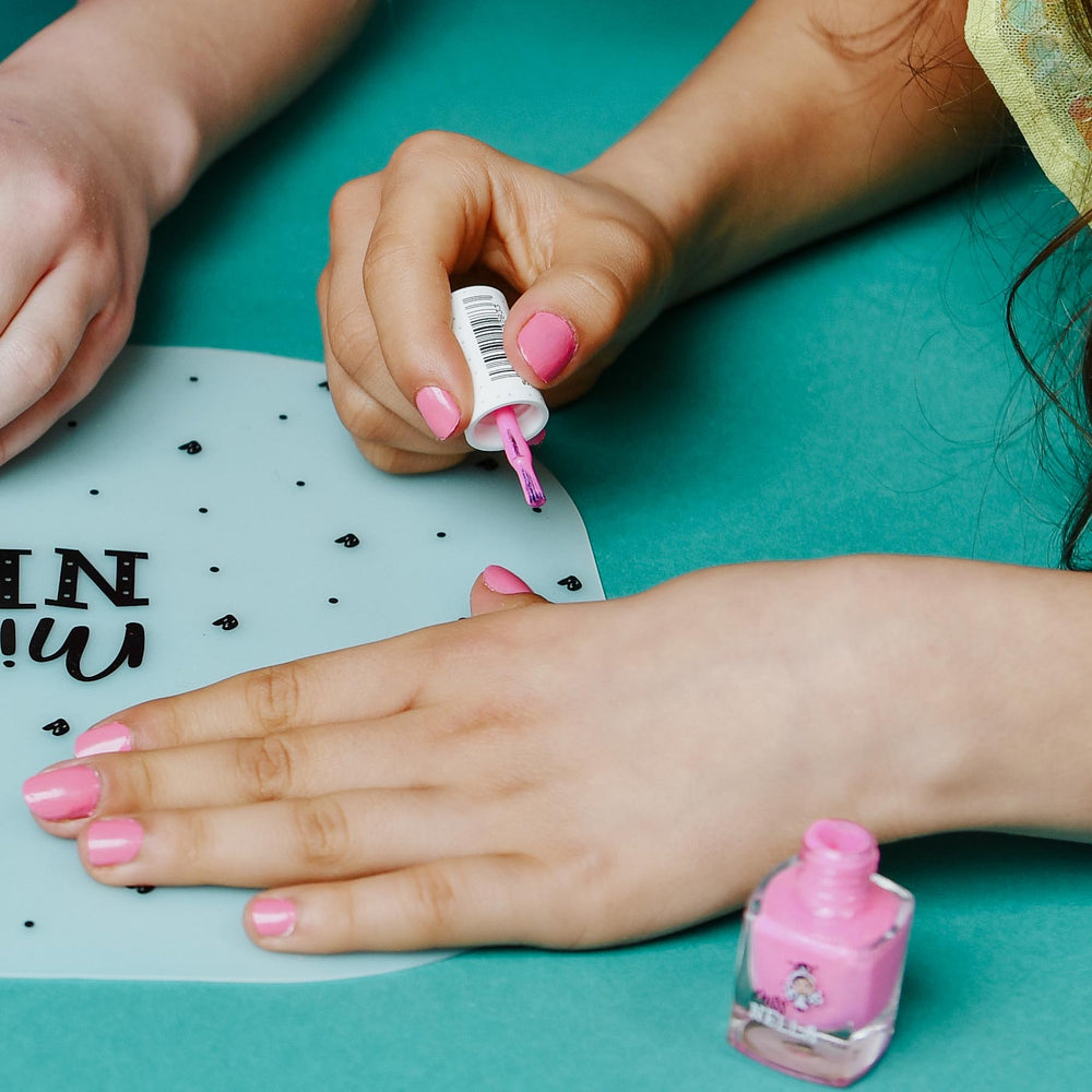 ميس نيللا - طلاء أظافر قابل للتقشير بلون المرجان الوردي اللامع