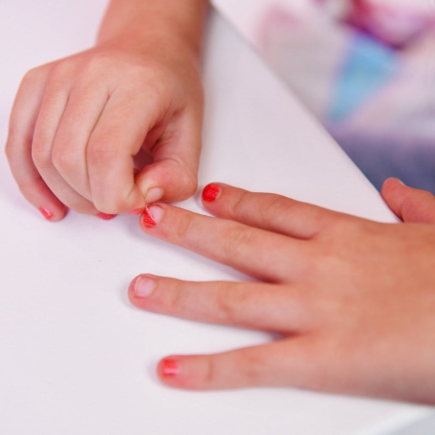 ميس نيلا - طلاء أظافر لامع أحمر قابل للتقشير