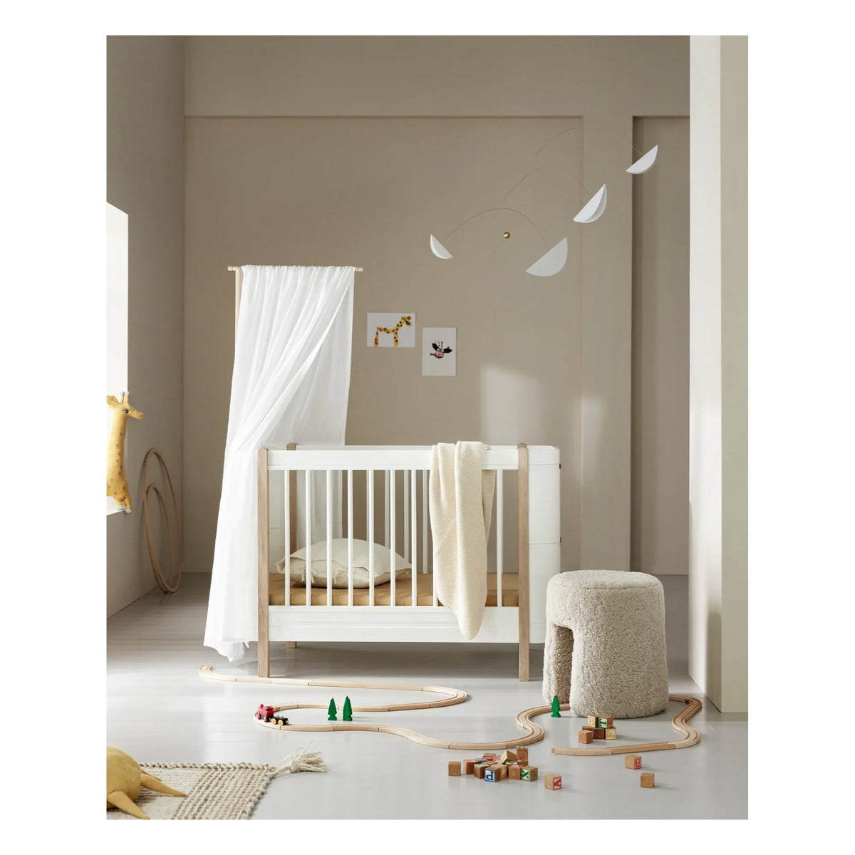 Oliver Furniture - سرير مهد Mini+ من خشب البلوط، بدون طقم جونيور