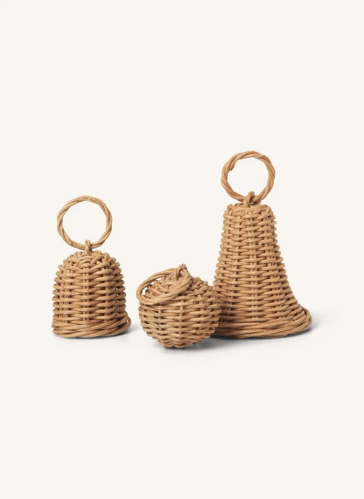 Ferm Living - زينة كريسماس من الروطان المجدول على شكل أجراس - طقم من 3 قطع