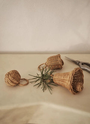 Ferm Living - زينة كريسماس من الروطان المجدول على شكل أجراس - طقم من 3 قطع
