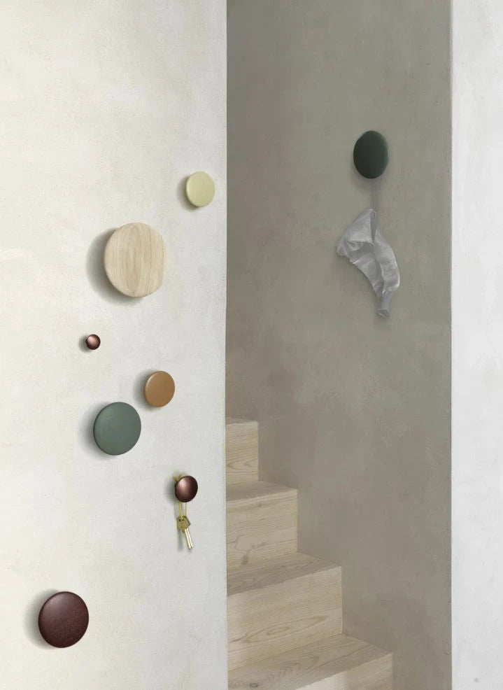 Muuto - "The Dots" معطف علاقة | عنابي