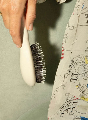 La Bonne Brosse - La Petite Brosse: فرشاة ناعمة أساسية رقم 03 - لفروة الشعر الحساسة | كريم