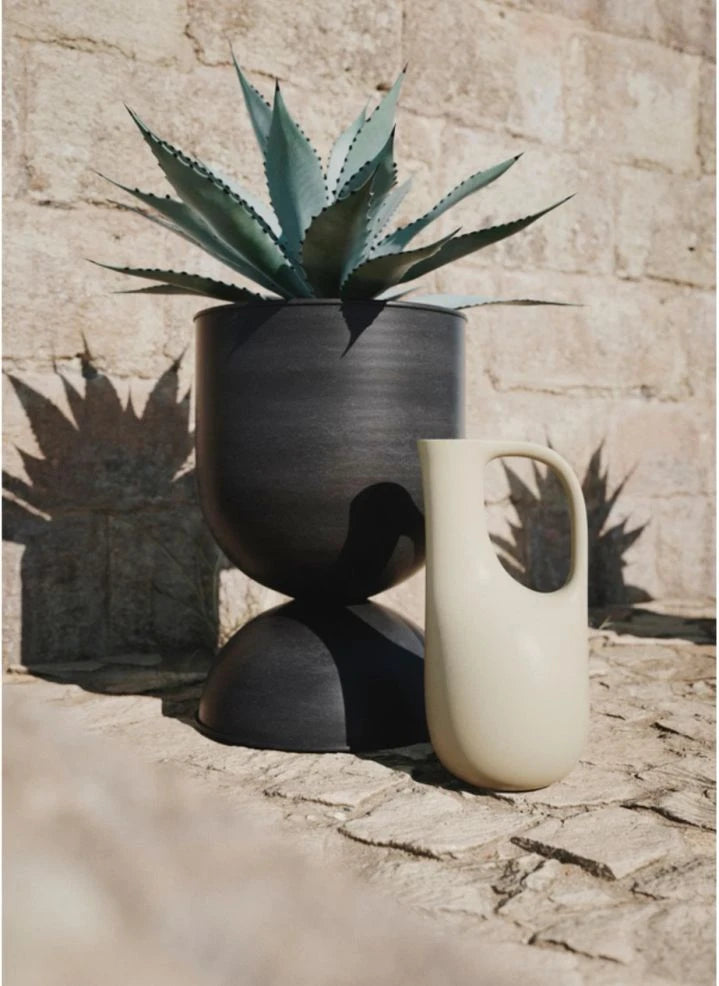 Ferm Living - إناء على شكل ساعة رملية | أسود
