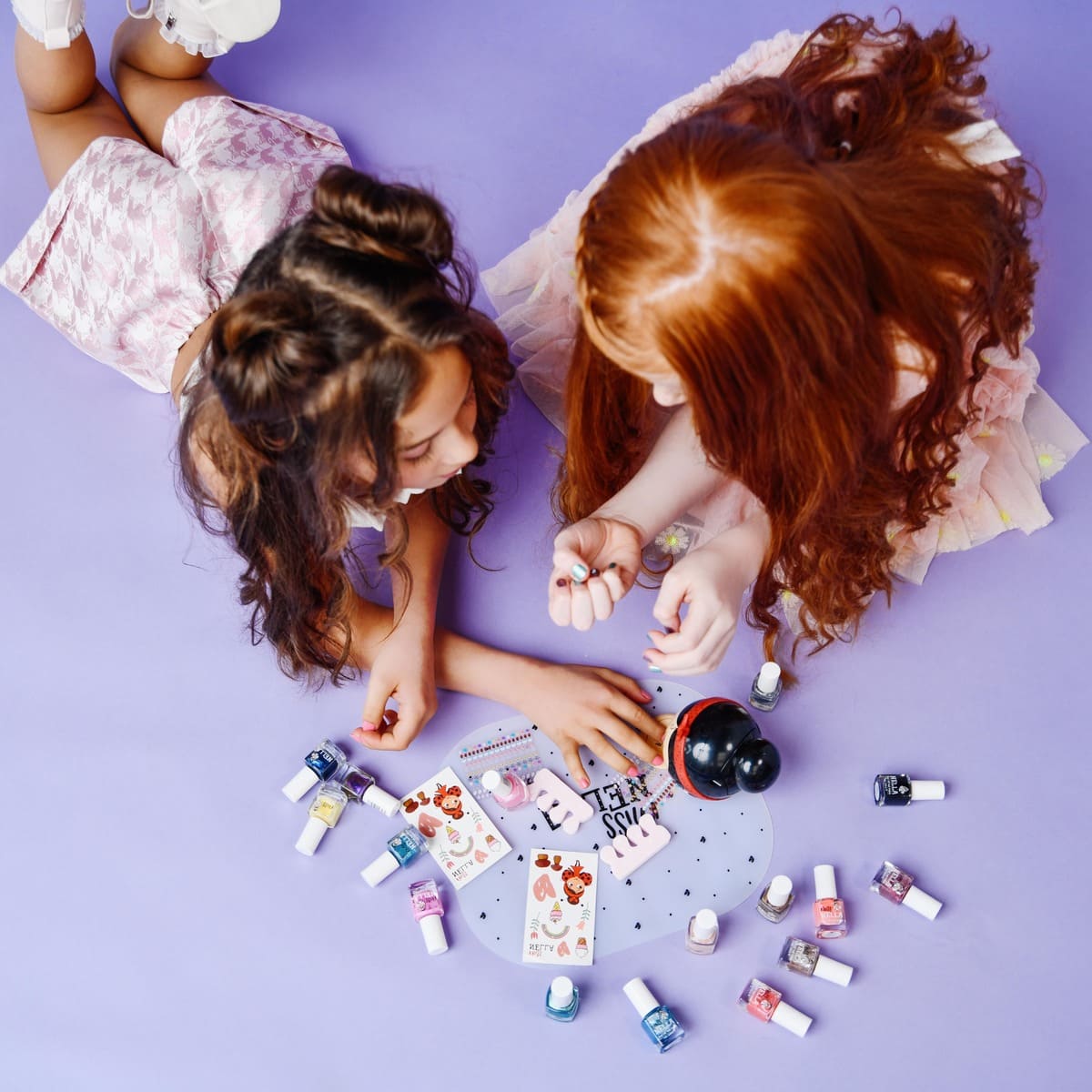 ميس نيلا - طلاء أظافر لامع أخضر لامع قابل للتقشير