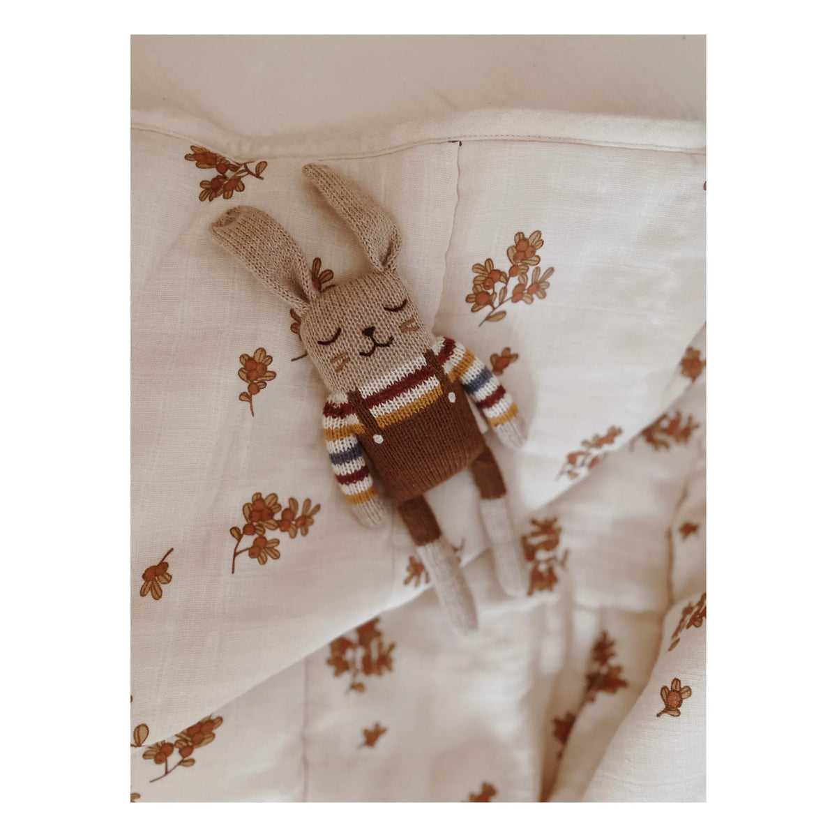 Main Sauvage - Tavşan gökkuşağı kazaklı peluş oyuncak