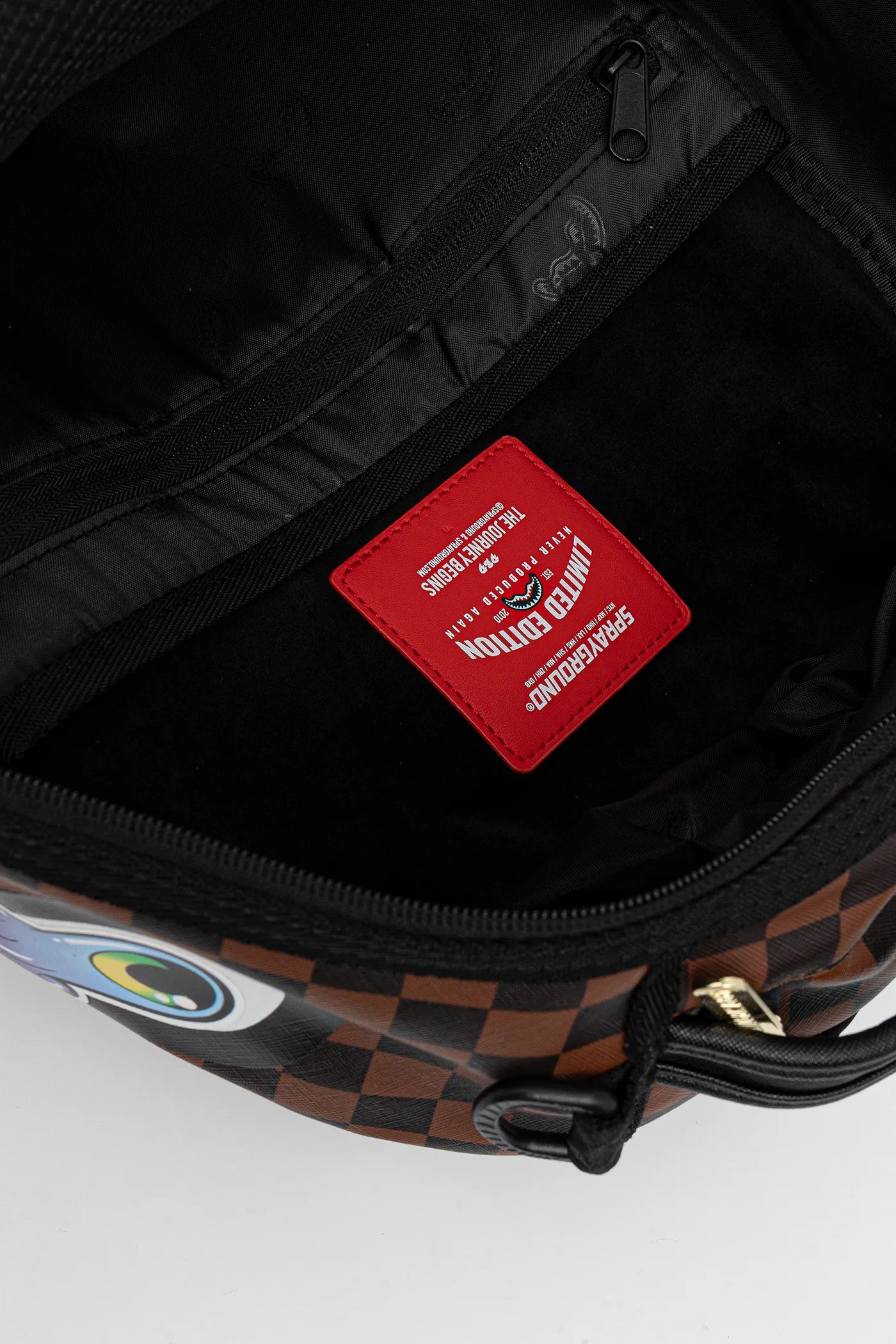Sprayground - حملة ملصقات القرش حقيبة ظهر Dlsxv