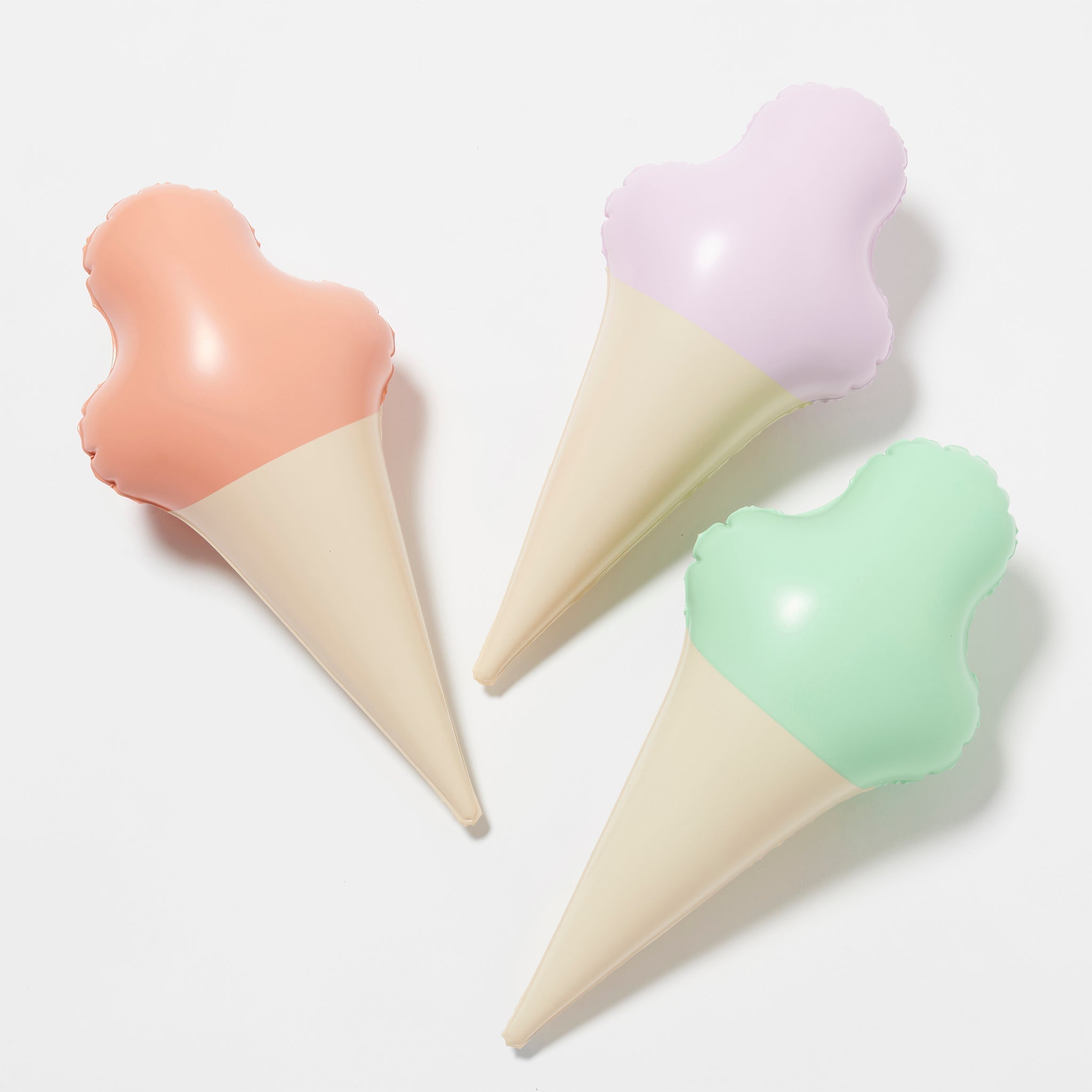 Sunnylife - مجموعة ألعاب بائع الآيس كريم القابلة للنفخ للشاطئ والحديقة للأطفال