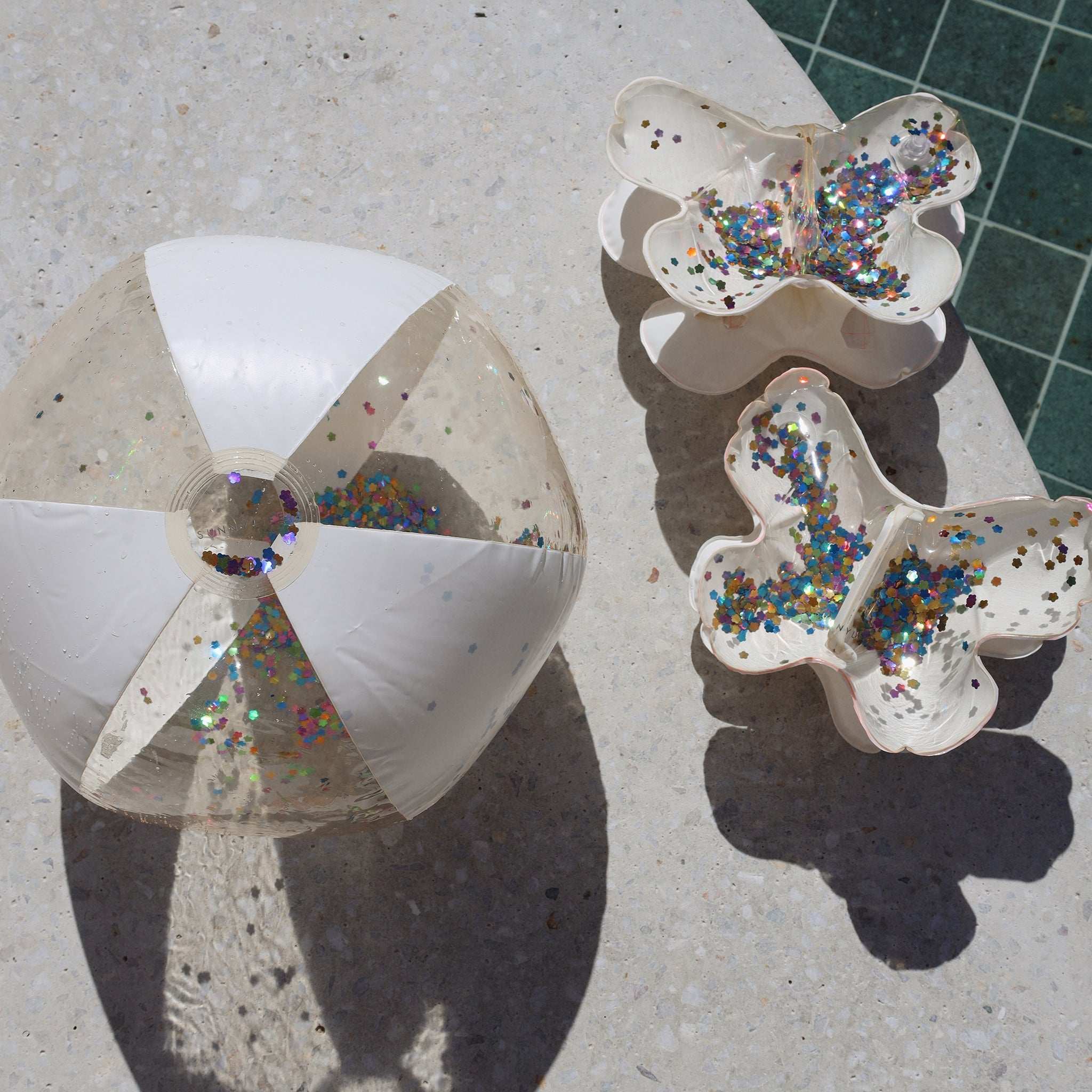 Sunnylife - كرة شاطئ قابلة للنفخ لامعة بنكهة القطن الحلو