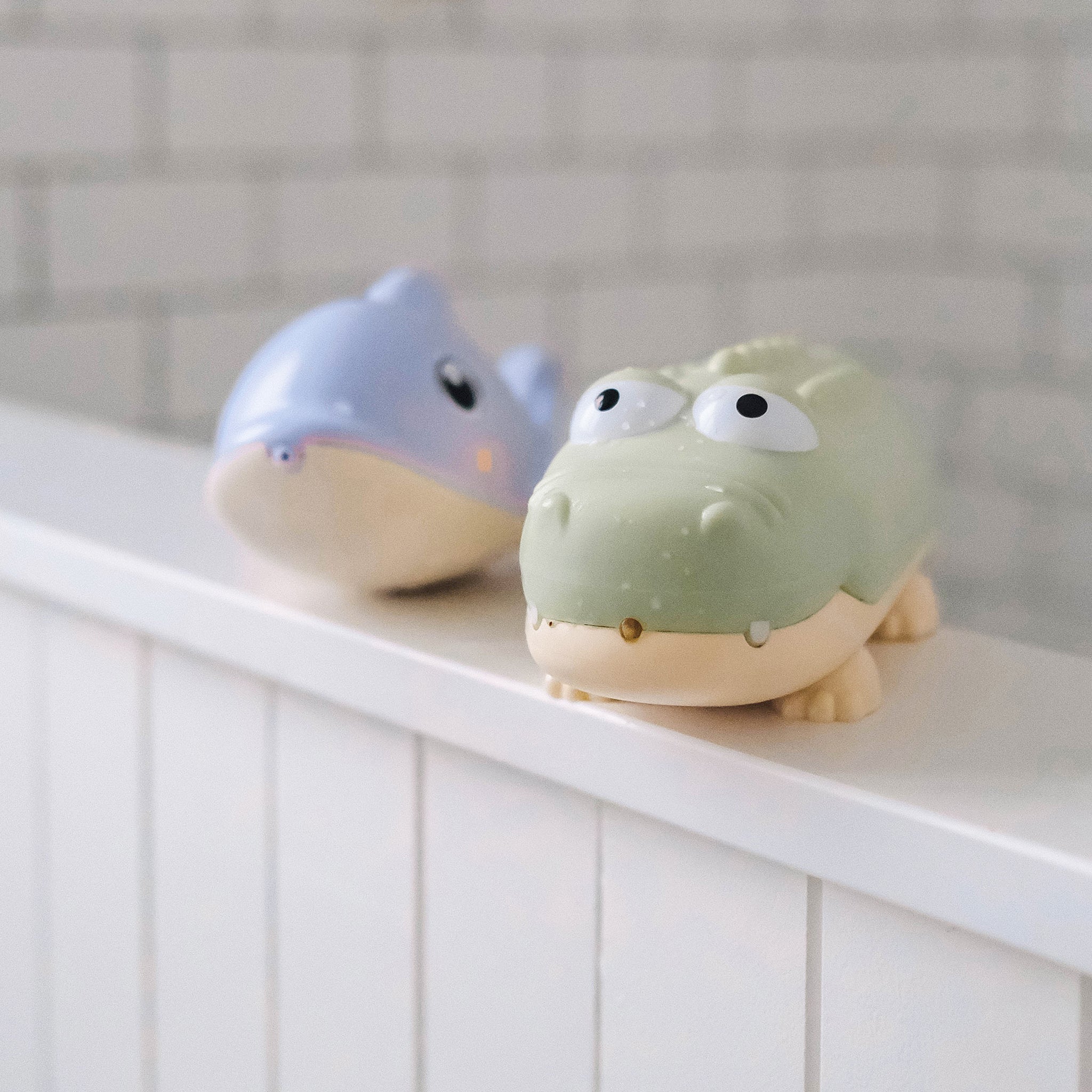 Sunnylife - لعبة رش الماء للأطفال تمساح