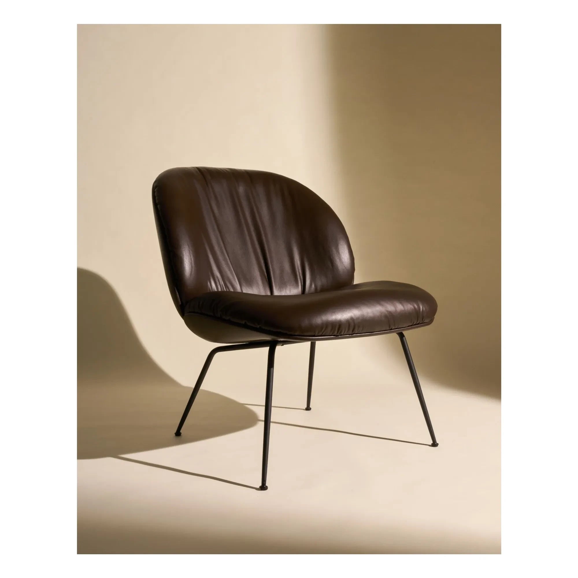 Gubi - Beetle Yumuşak deri lounge sandalye, Gamfratesi | Kahve