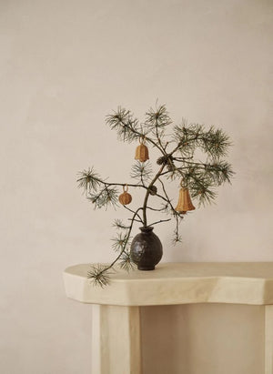 Ferm Living - زينة كريسماس من الروطان المجدول على شكل أجراس - طقم من 3 قطع