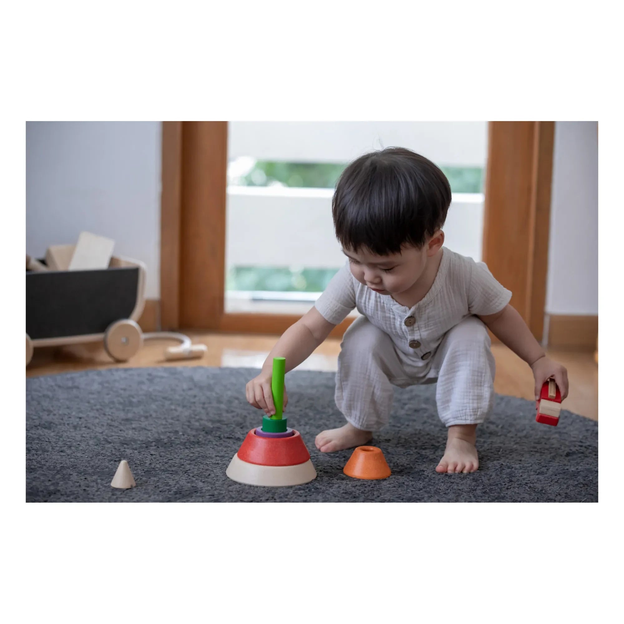 Plan Toys - İstiflenebilir ve iç içe geçebilen piramit