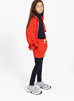 إصبع في الأنف - تنورة قصيرة | حمراء