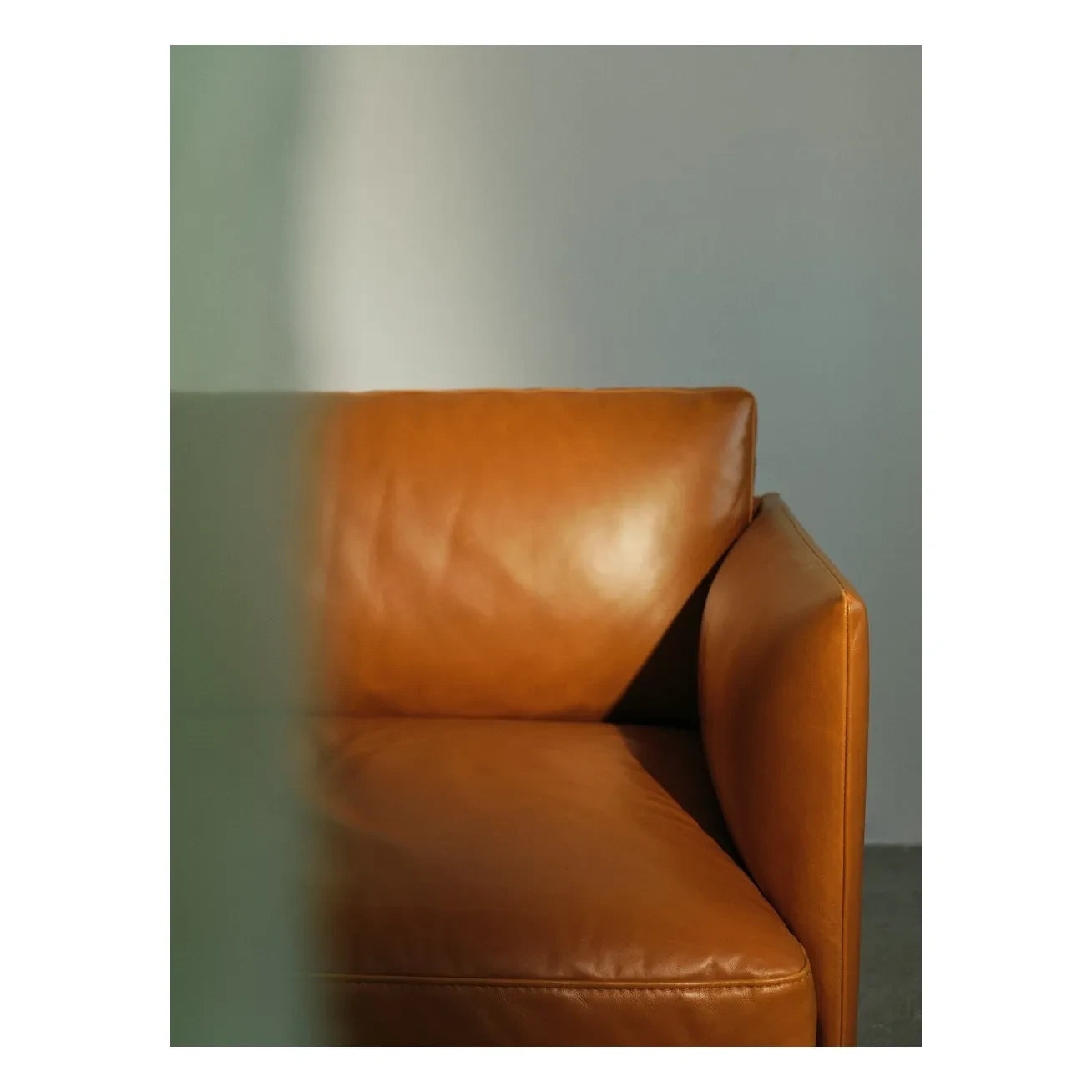 Muuto - Krom Ayaklı Outline Yumuşak 3 Kişilik Deri Kanepe, Anderssen & Voll | Konyak
