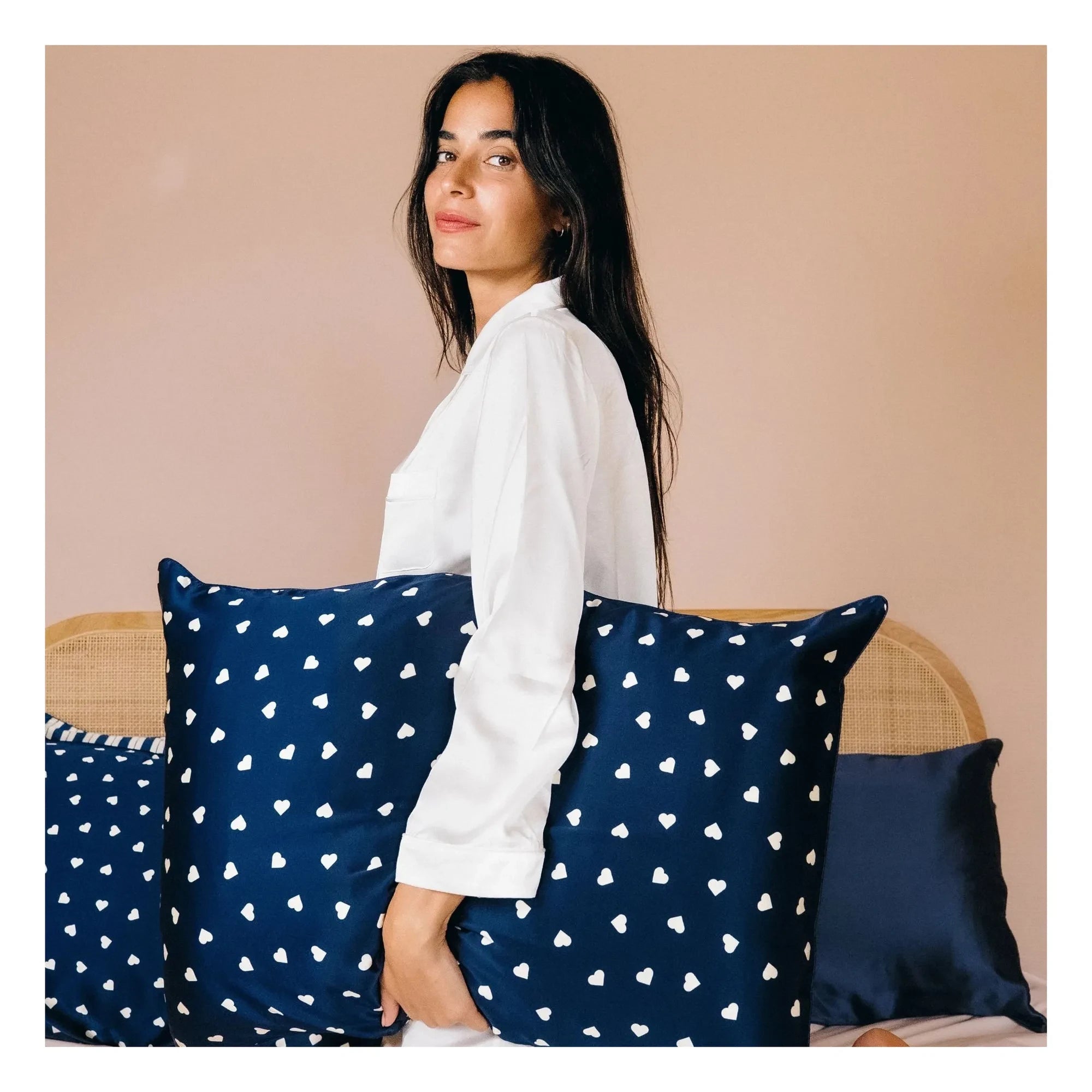 Emily's Pillow - Kalp desenli dut ipeği yastık kılıfı | Gece mavisi