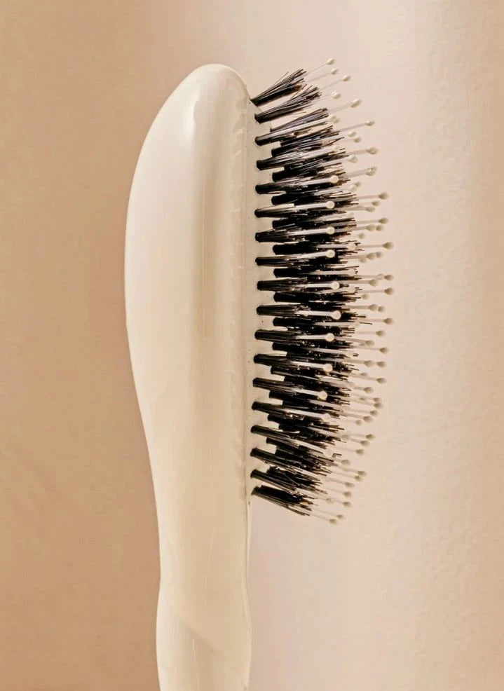 La Bonne Brosse - La Petite Brosse: فرشاة ناعمة أساسية رقم 03 - لفروة الشعر الحساسة | كريم
