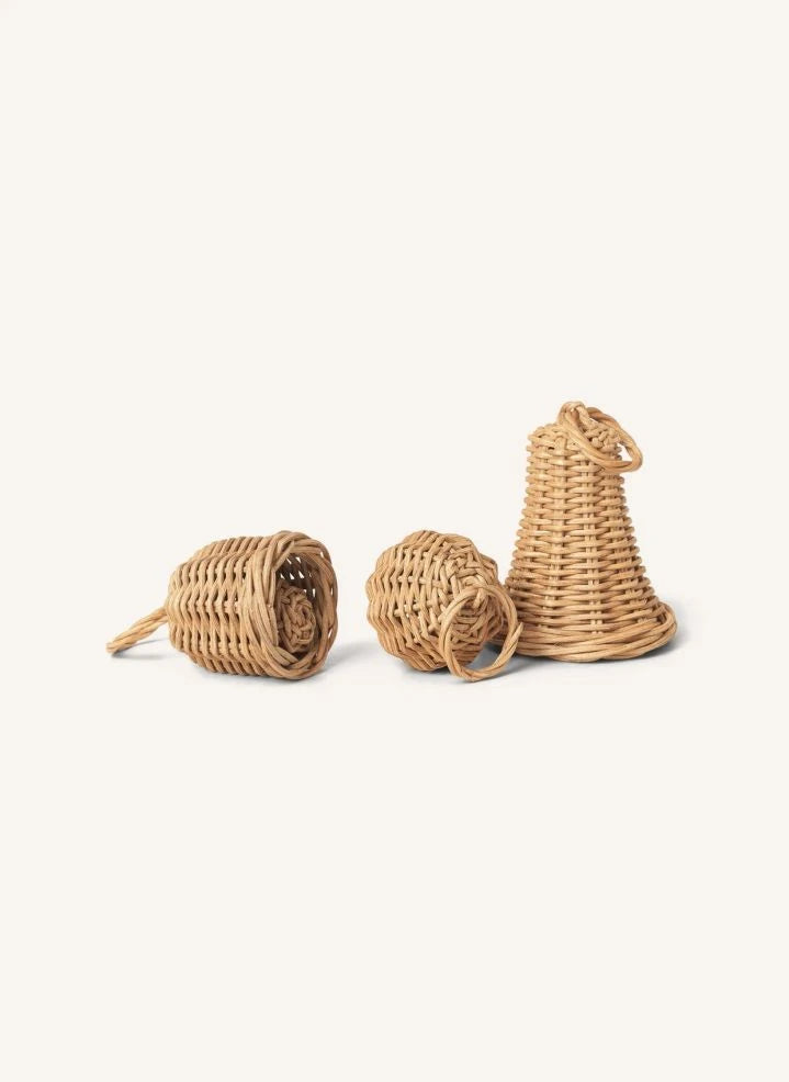 Ferm Living - زينة كريسماس من الروطان المجدول على شكل أجراس - طقم من 3 قطع