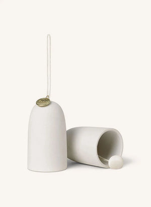 Ferm Living - أجراس عيد الميلاد السيراميك - طقم من قطعتين | أبيض