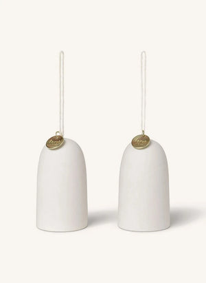 Ferm Living - أجراس عيد الميلاد السيراميك - طقم من قطعتين | أبيض
