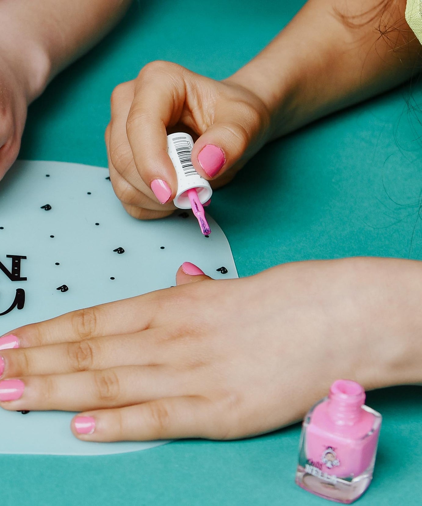 ميس نيللا - طلاء أظافر قابل للتقشير بلون المرجان الوردي اللامع