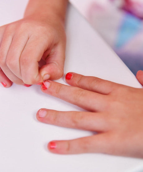 ميس نيلا - طلاء أظافر لامع أحمر قابل للتقشير