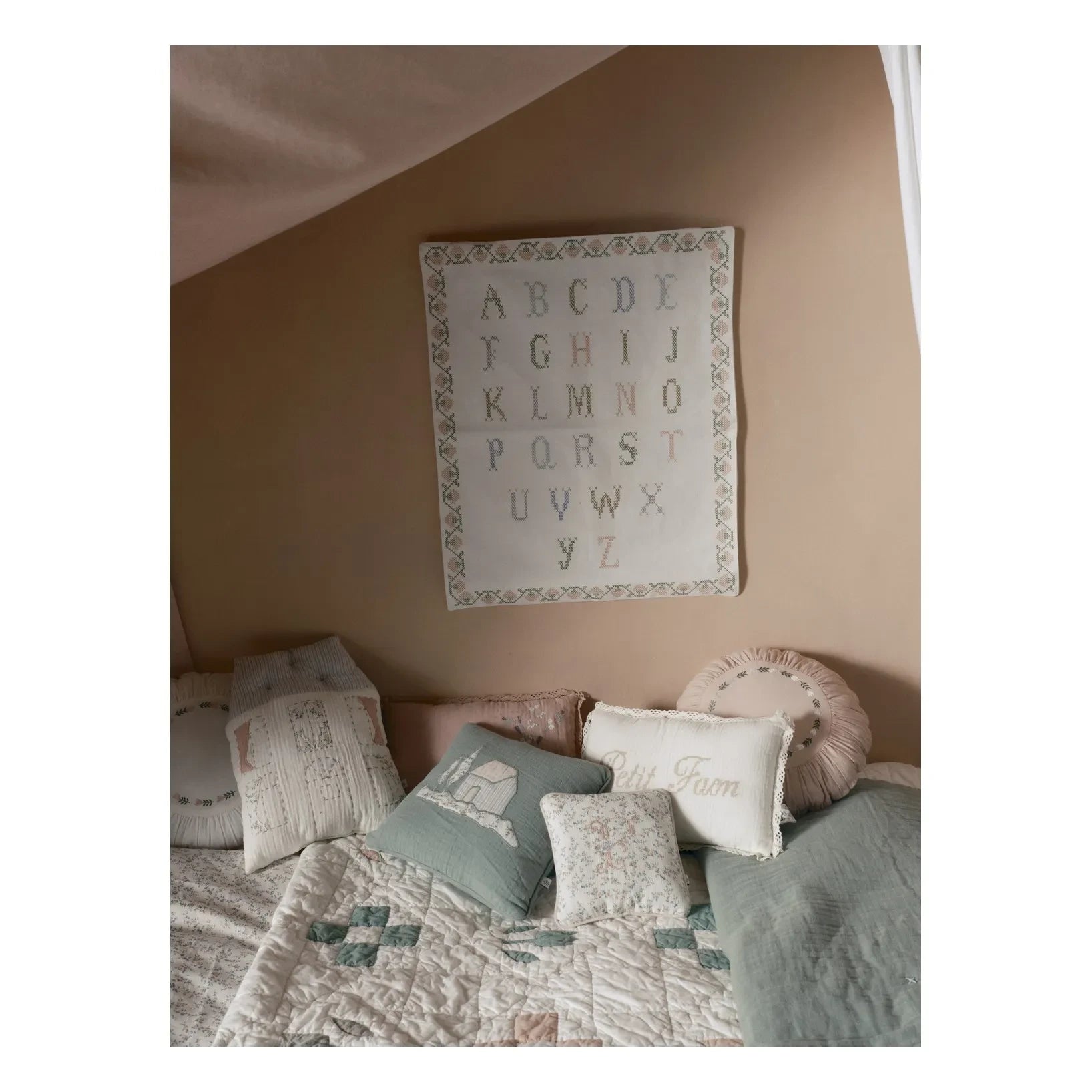Editions Aimable - Maison Hector yastık | Koyu Yeşil Gazlı