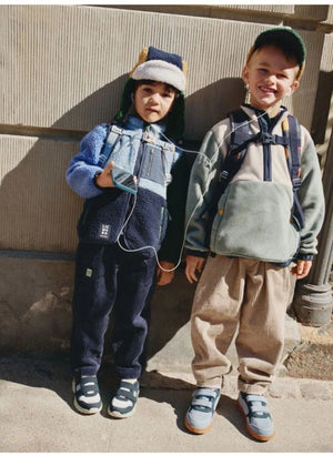 Liewood - قبعة شيربا كولوربلوك برافو من الألياف المعاد تدويرها | أزرق غامق