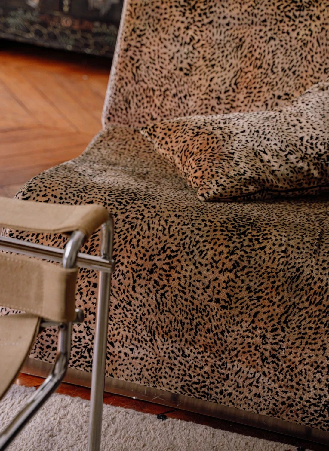 عائلة سوشياليت - وسادة قماش مخملية مزخرفة ب leopard روزانا × عائلة سوشياليت