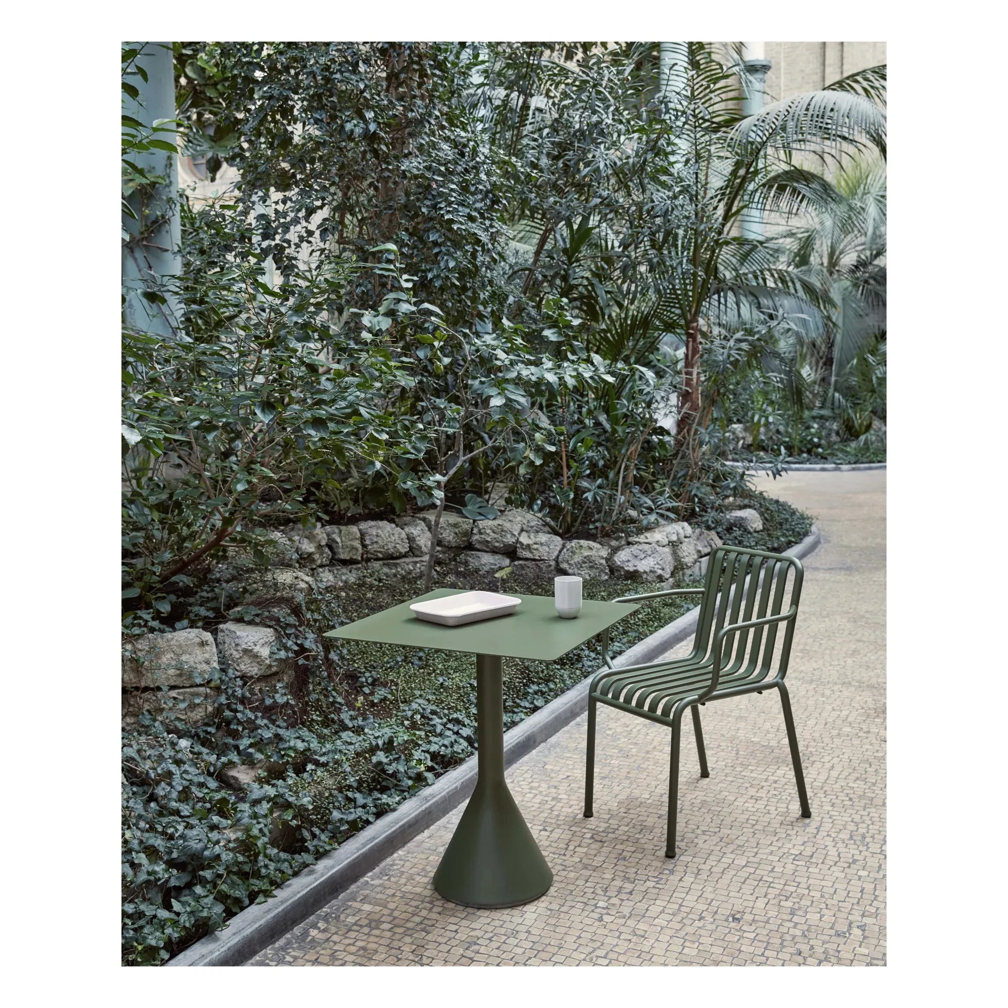 Hay - Ronan ve Erwan Bouroullec tarafından tasarlanan Palissade Cone Table - 65 x 65 cm | Zeytin yeşili