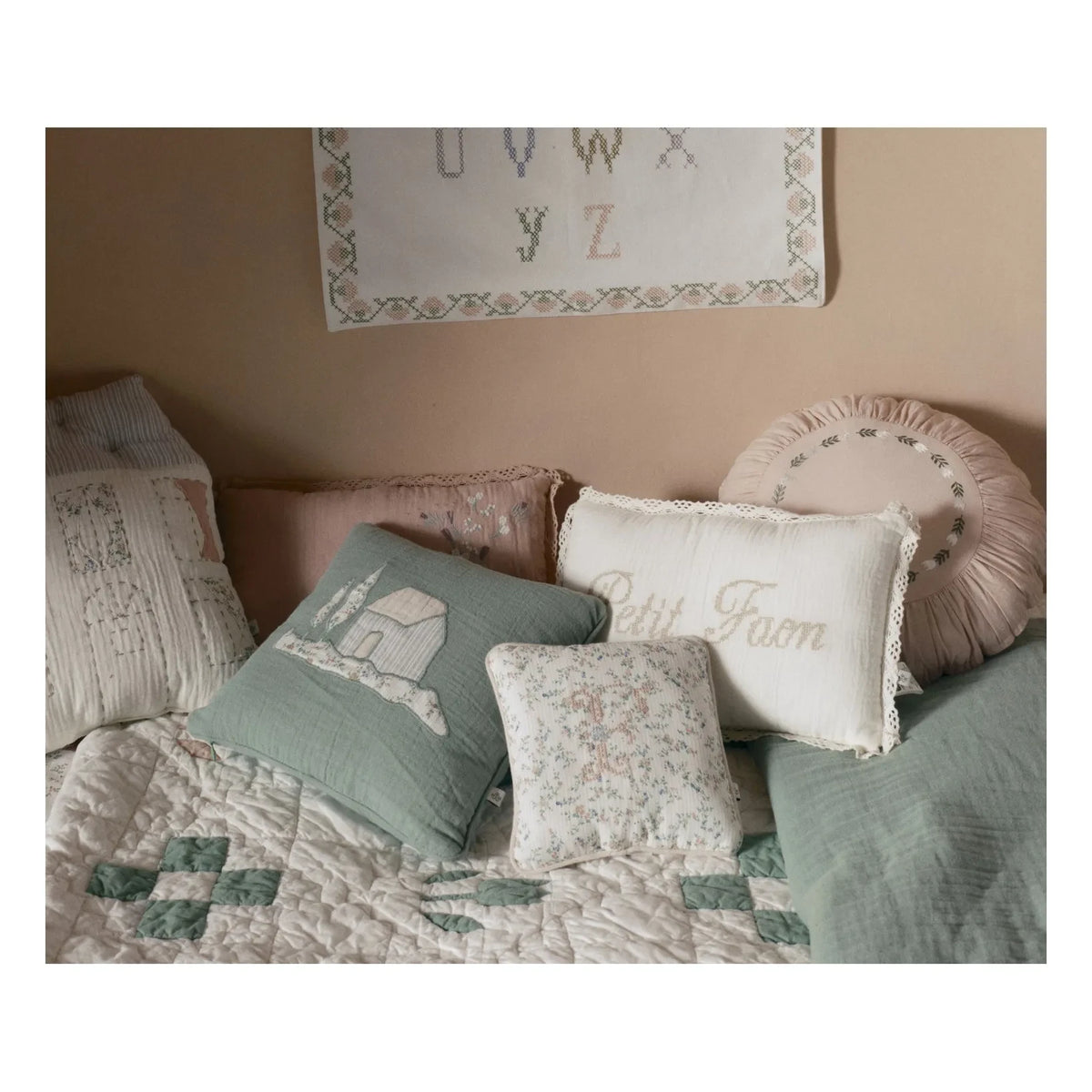 Editions Aimable - Fawn Clovis yastık | Bouquet Gauze
