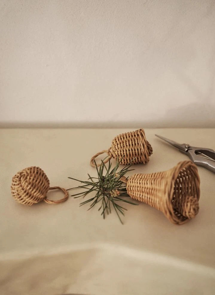 Ferm Living - زينة كريسماس من الروطان المجدول على شكل أجراس - طقم من 3 قطع