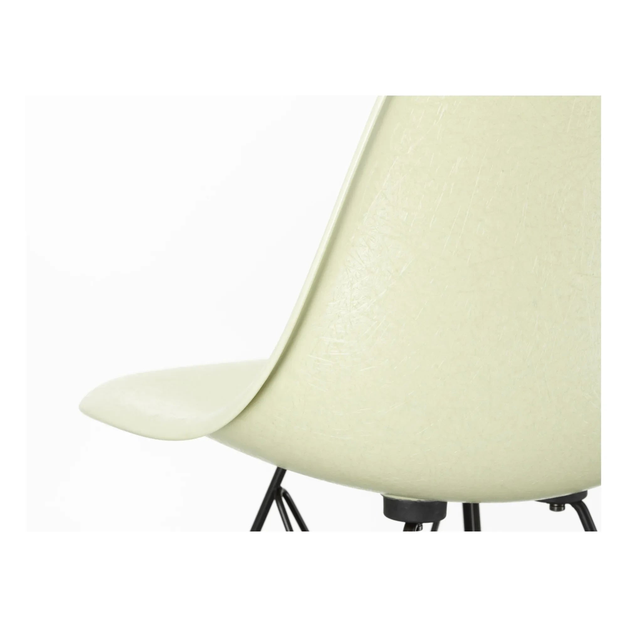 Vitra - DSW Fiberglass Sandalye - Charles & Ray Eames, 1950 | Eames Parchment