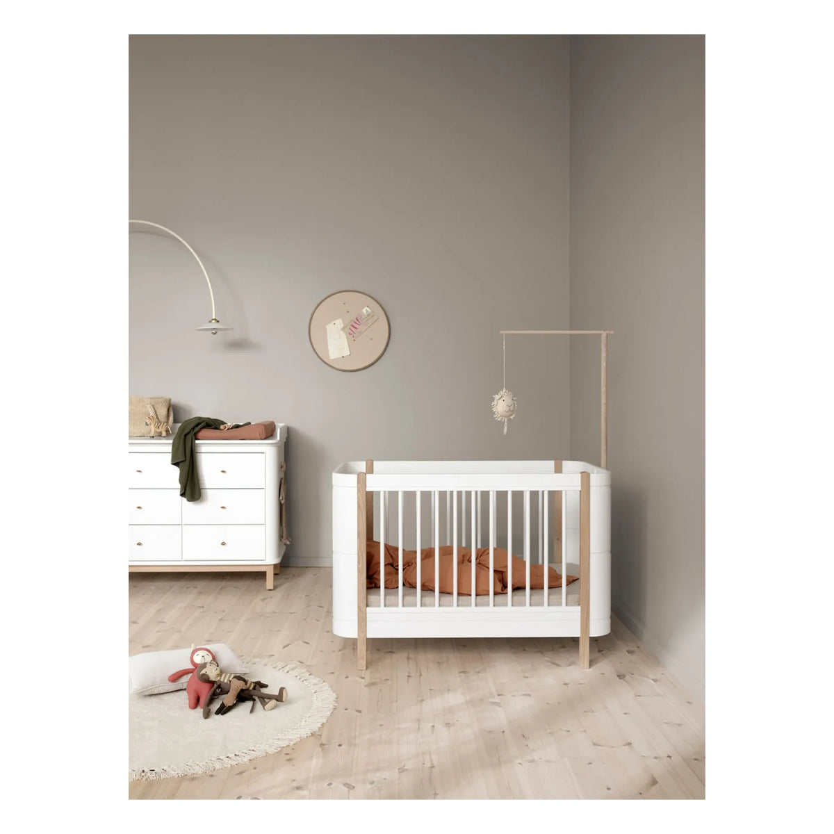 Oliver Furniture - Ahşap Mini+ beşik yatak, junior kit dahil | Meşe