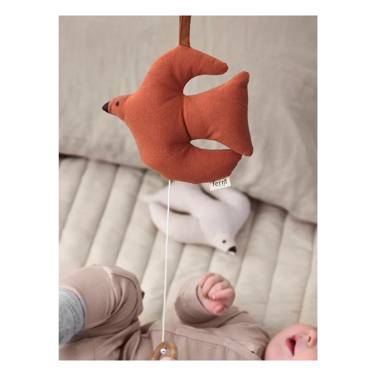 Ferm Living Kids - Swif Bird müzikli bebek dönencesi | Terracotta