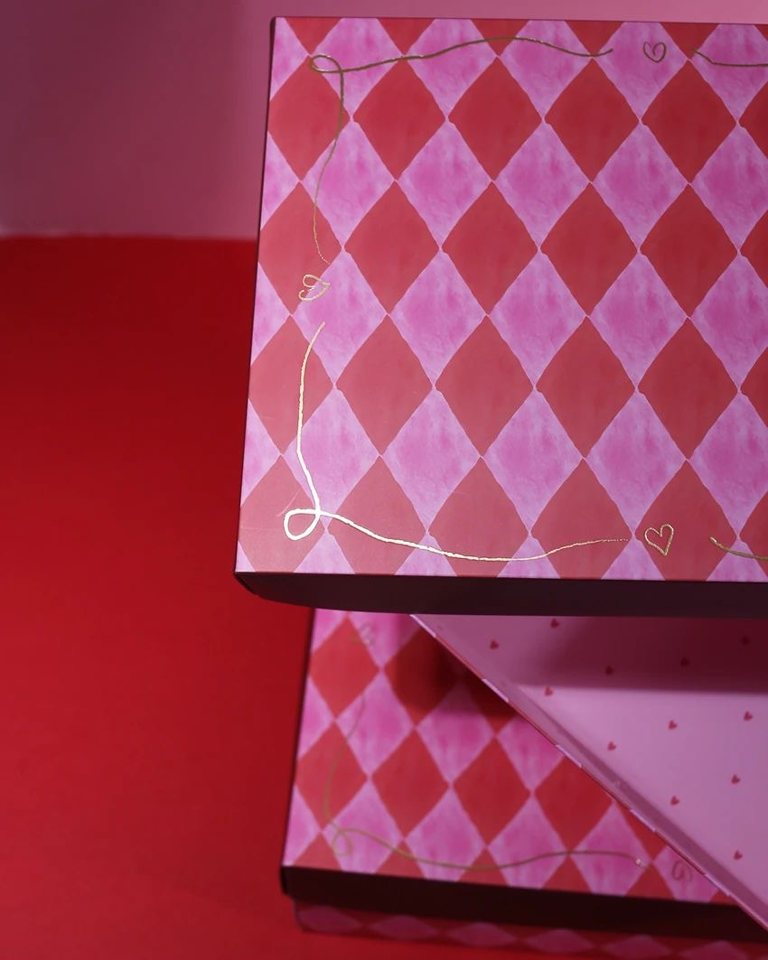 Dinossi - علبة هدية مربعة وردية