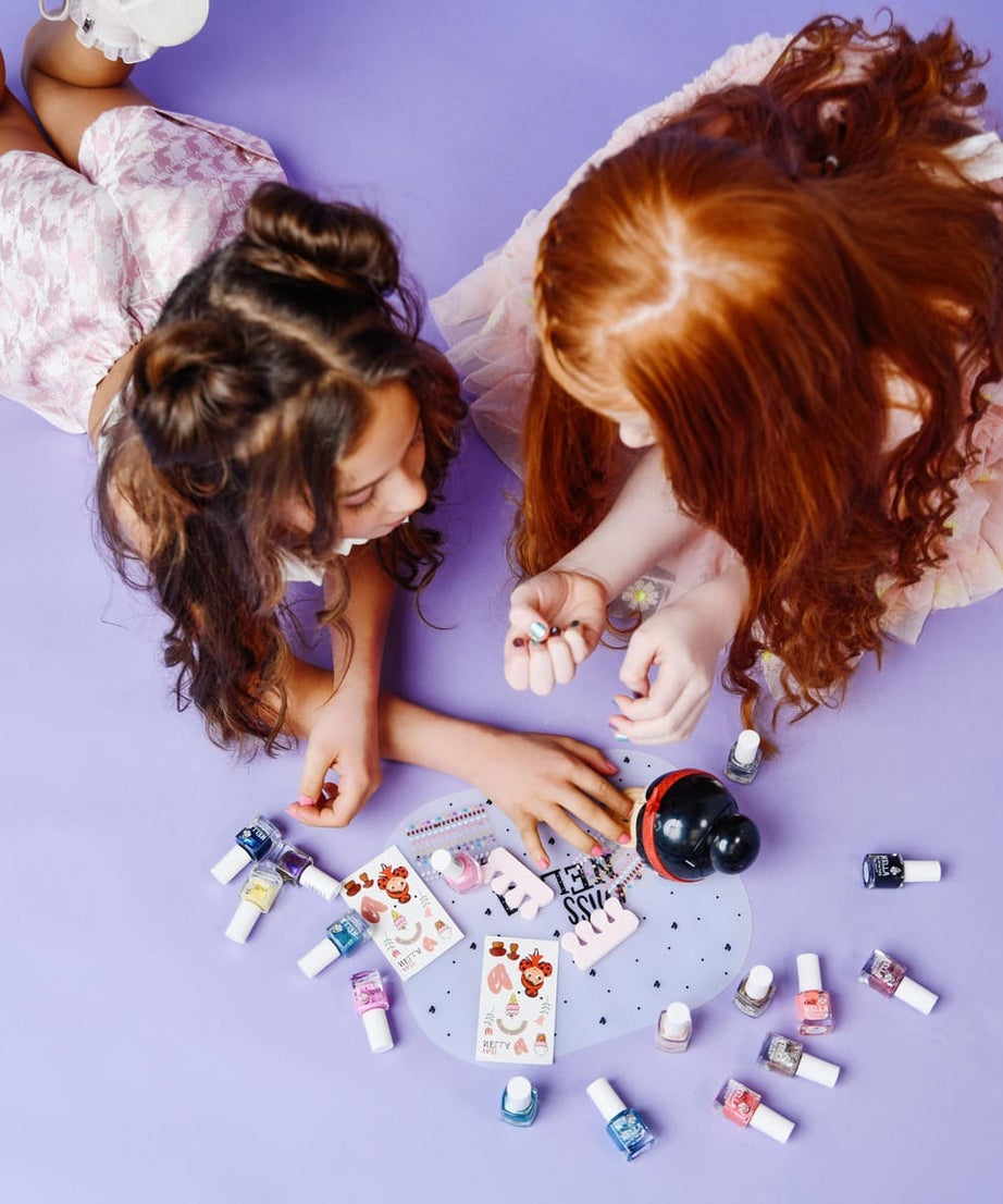 ميس نيلا - طلاء أظافر لامع أخضر لامع قابل للتقشير