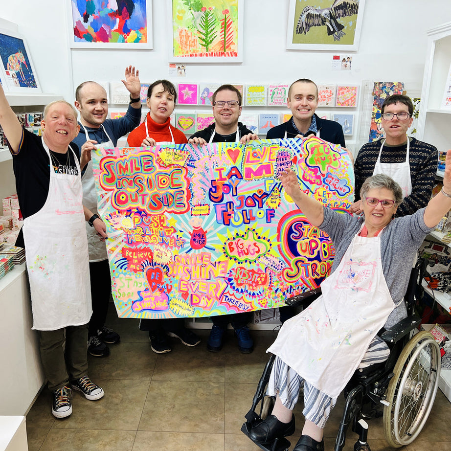 بورتكو ديزاينز - أرهوس أنليميتد قلم حبر جاف مع علبة مليئة بالفرح