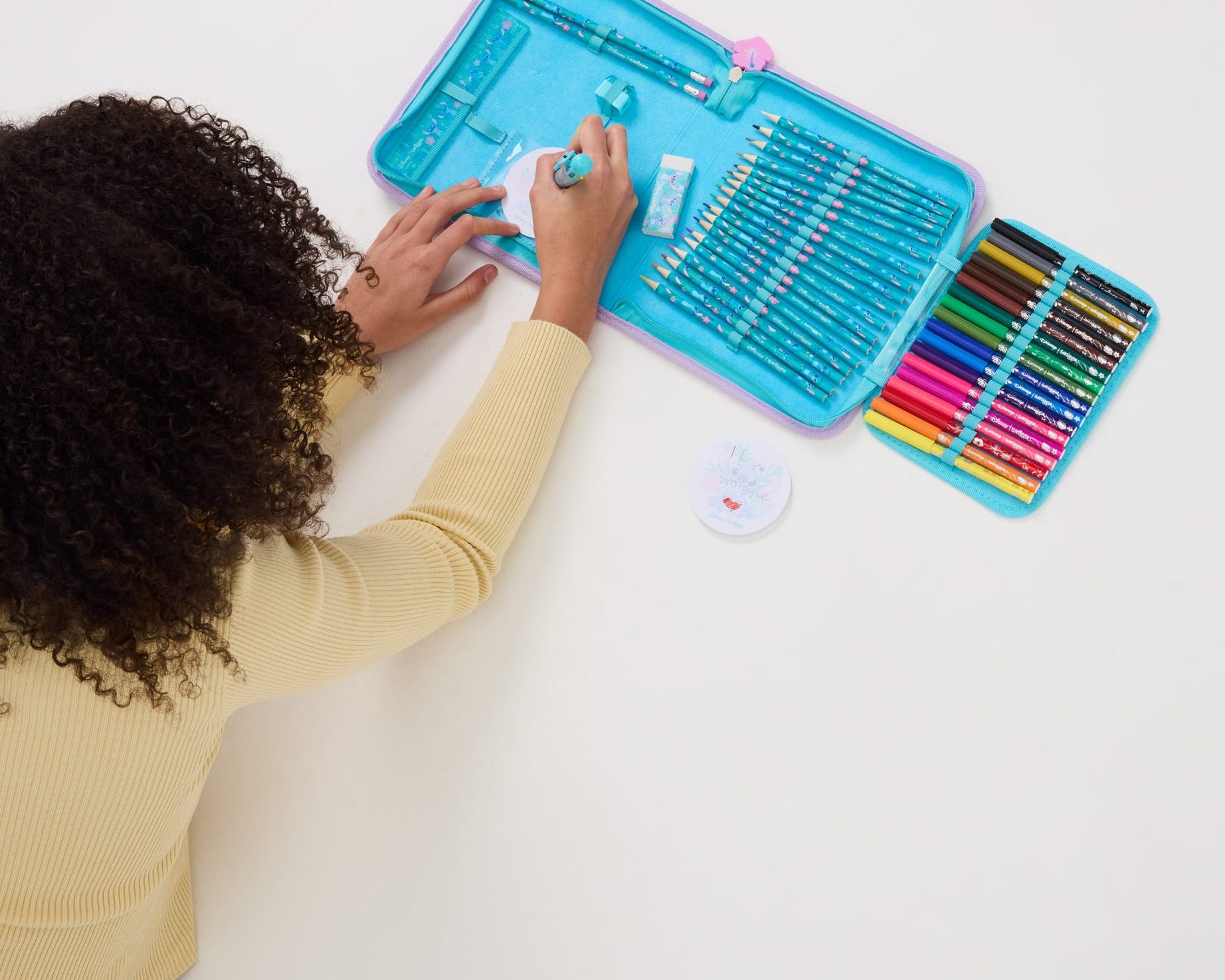 Smiggle - مجموعة أدوات مكتبية وخزانة أقلام ستتش