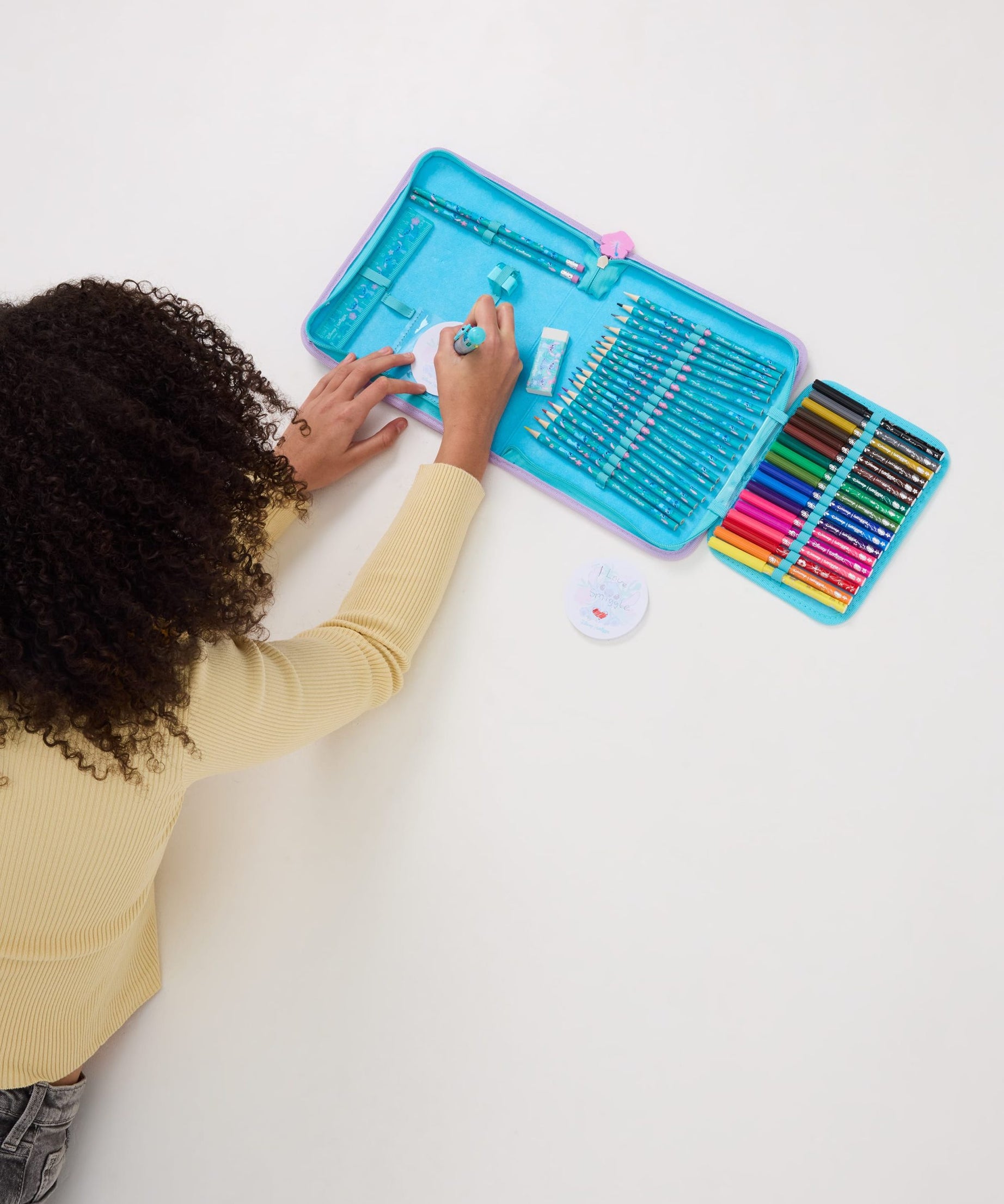 Smiggle - مجموعة أدوات مكتبية وخزانة أقلام ستتش