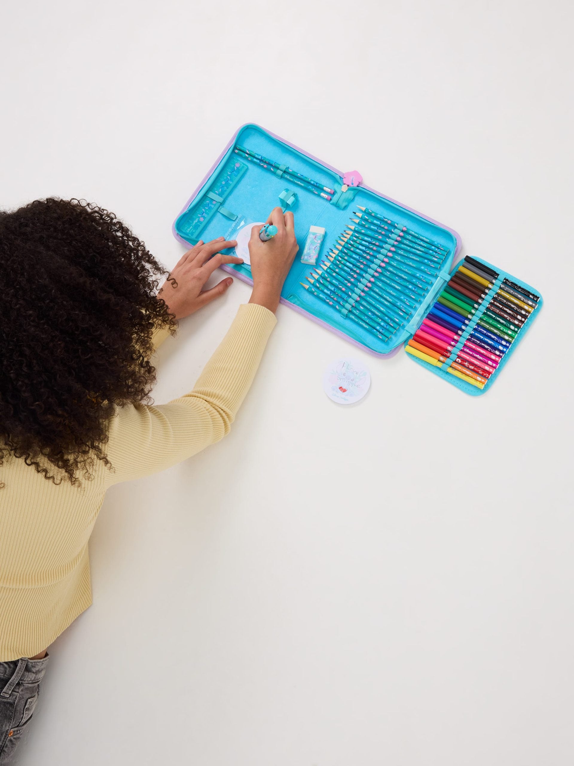 Smiggle - مجموعة أدوات مكتبية وخزانة أقلام ستتش