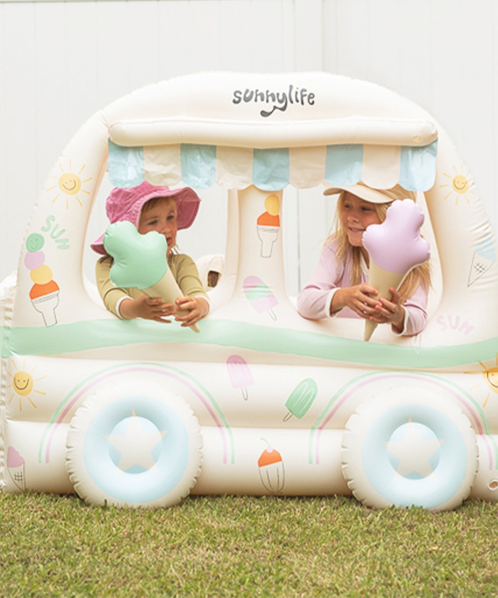 Sunnylife - مجموعة ألعاب بائع الآيس كريم القابلة للنفخ للشاطئ والحديقة للأطفال