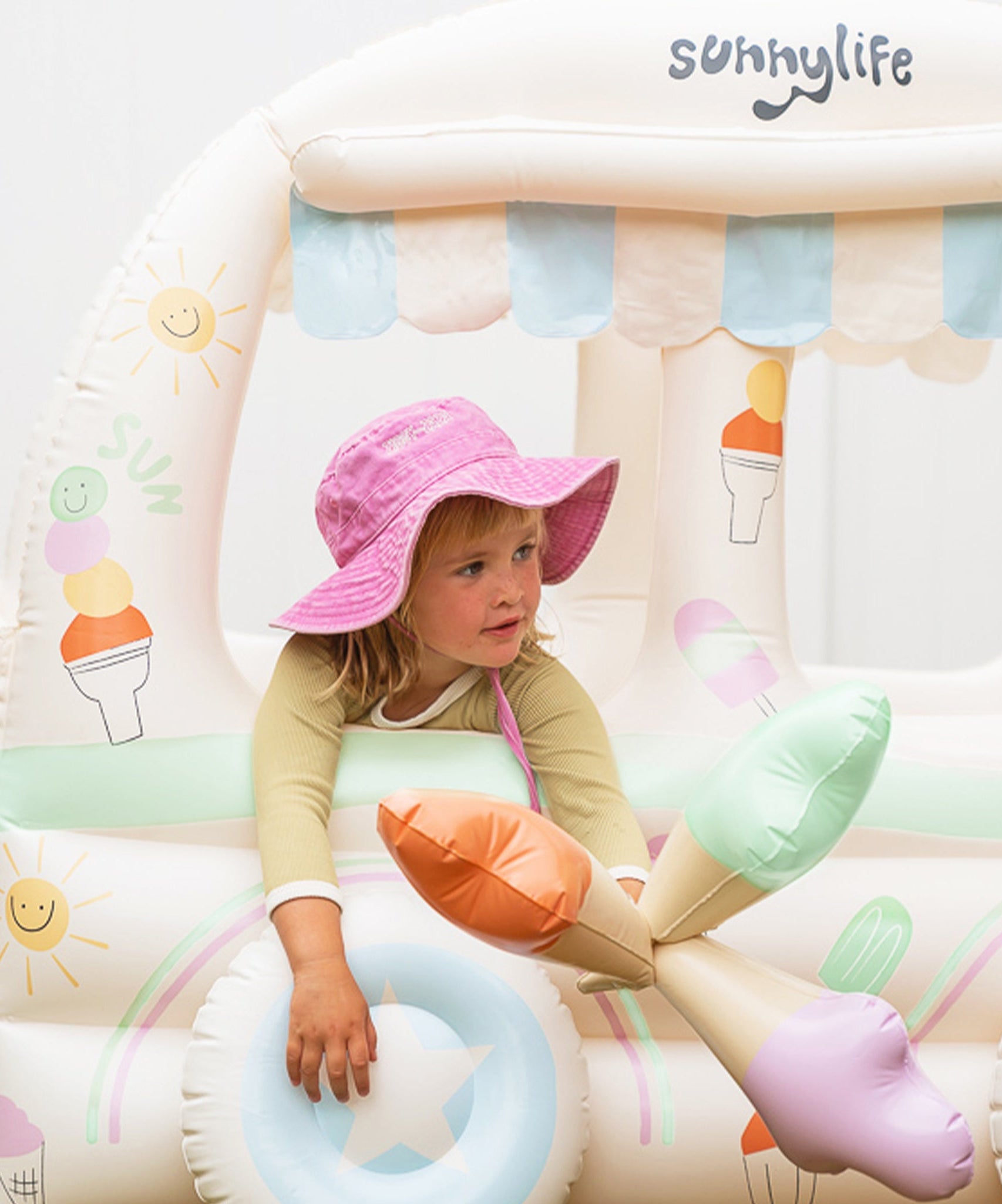 Sunnylife - مجموعة ألعاب بائع الآيس كريم القابلة للنفخ للشاطئ والحديقة للأطفال