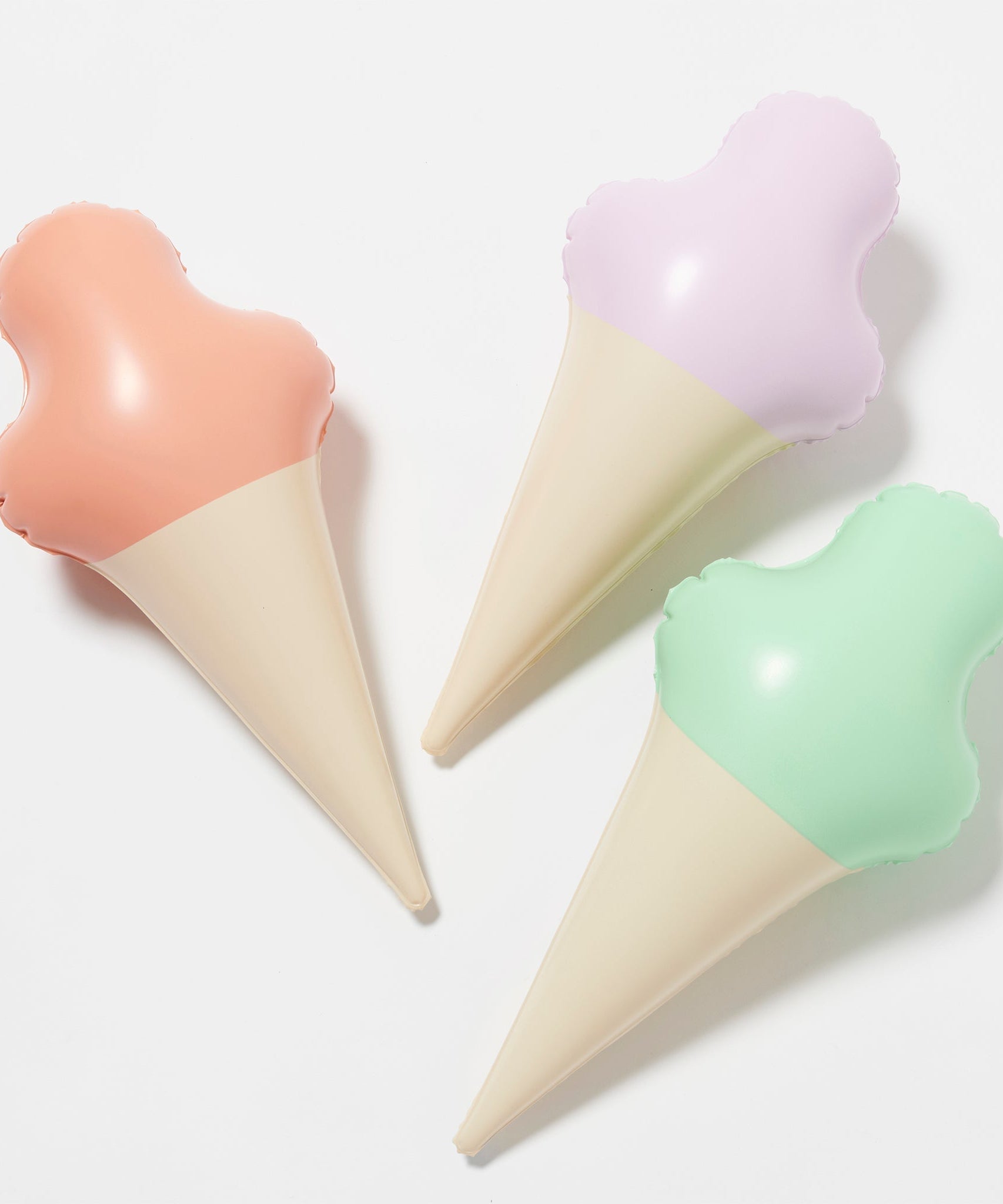 Sunnylife - مجموعة ألعاب بائع الآيس كريم القابلة للنفخ للشاطئ والحديقة للأطفال